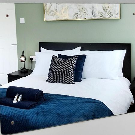 Bright 3 Bed Apartment With Terrace, Free Parking On Premises Watford  Kültér fotó