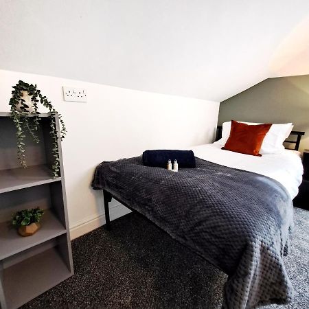 Bright 3 Bed Apartment With Terrace, Free Parking On Premises Watford  Kültér fotó