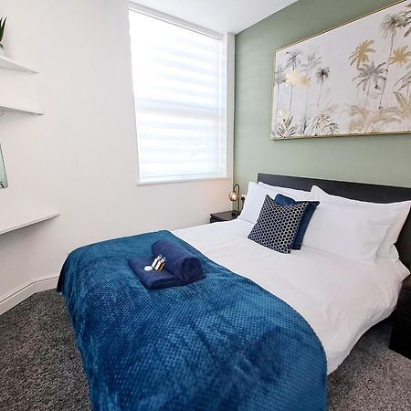 Bright 3 Bed Apartment With Terrace, Free Parking On Premises Watford  Kültér fotó