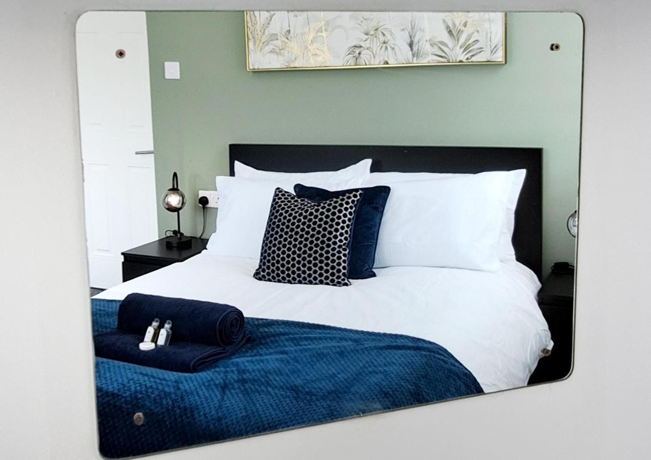 Bright 3 Bed Apartment With Terrace, Free Parking On Premises Watford  Kültér fotó
