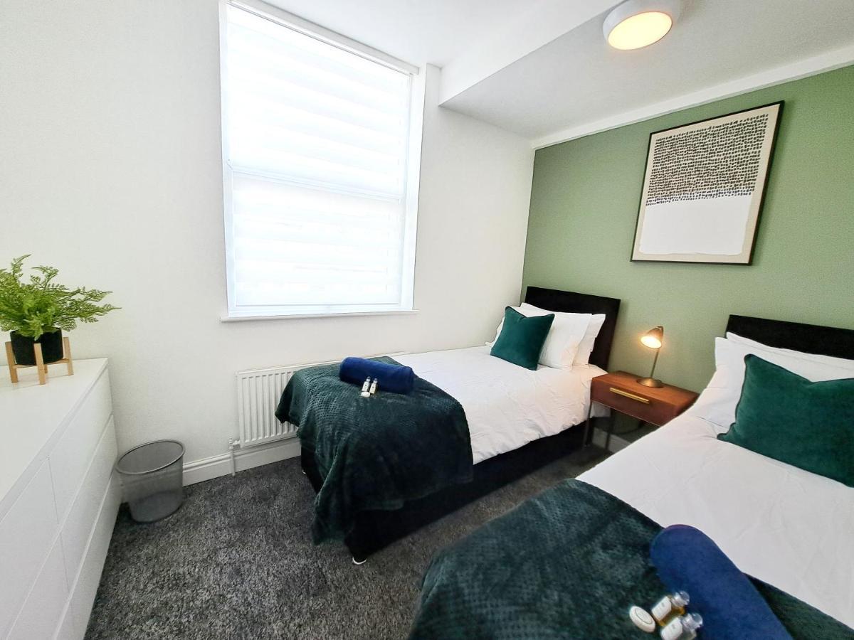 Bright 3 Bed Apartment With Terrace, Free Parking On Premises Watford  Kültér fotó