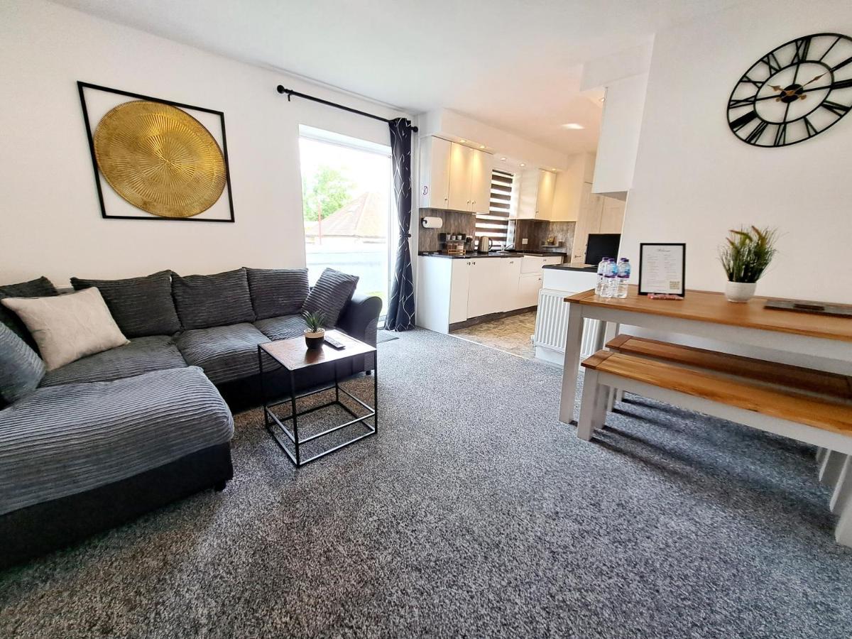 Bright 3 Bed Apartment With Terrace, Free Parking On Premises Watford  Kültér fotó