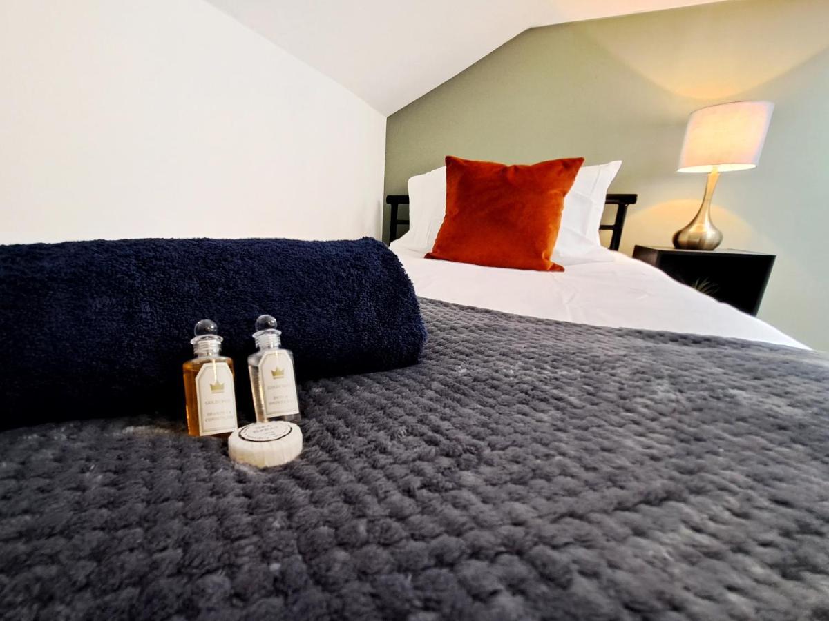 Bright 3 Bed Apartment With Terrace, Free Parking On Premises Watford  Kültér fotó