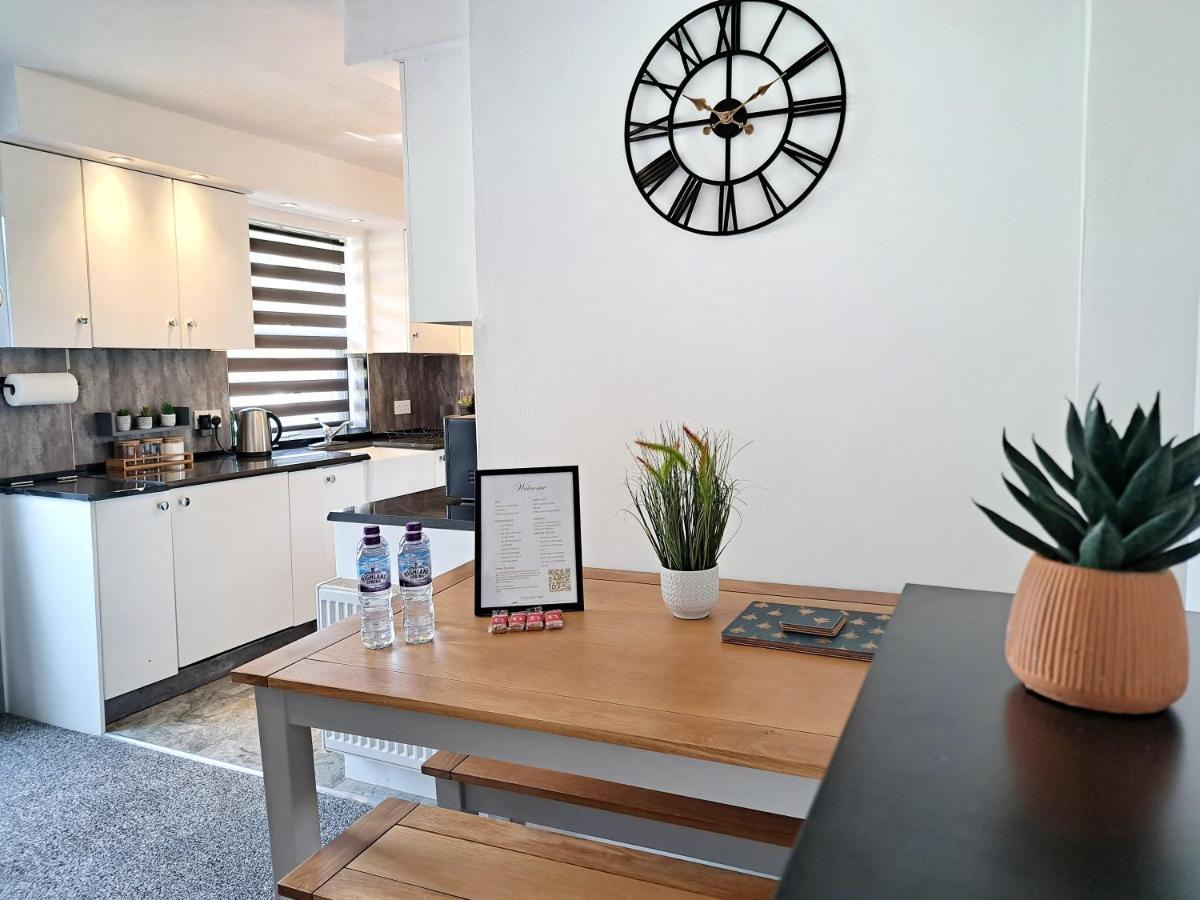 Bright 3 Bed Apartment With Terrace, Free Parking On Premises Watford  Kültér fotó