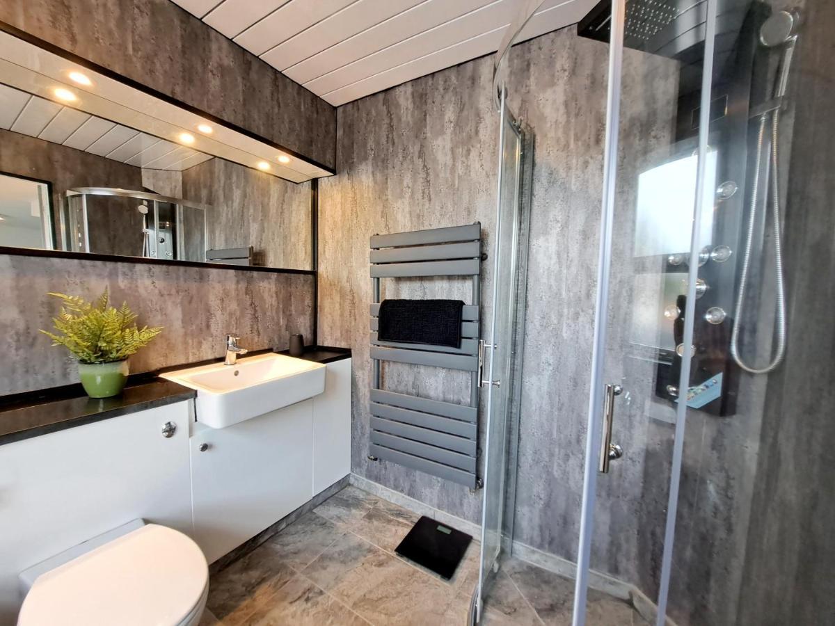 Bright 3 Bed Apartment With Terrace, Free Parking On Premises Watford  Kültér fotó
