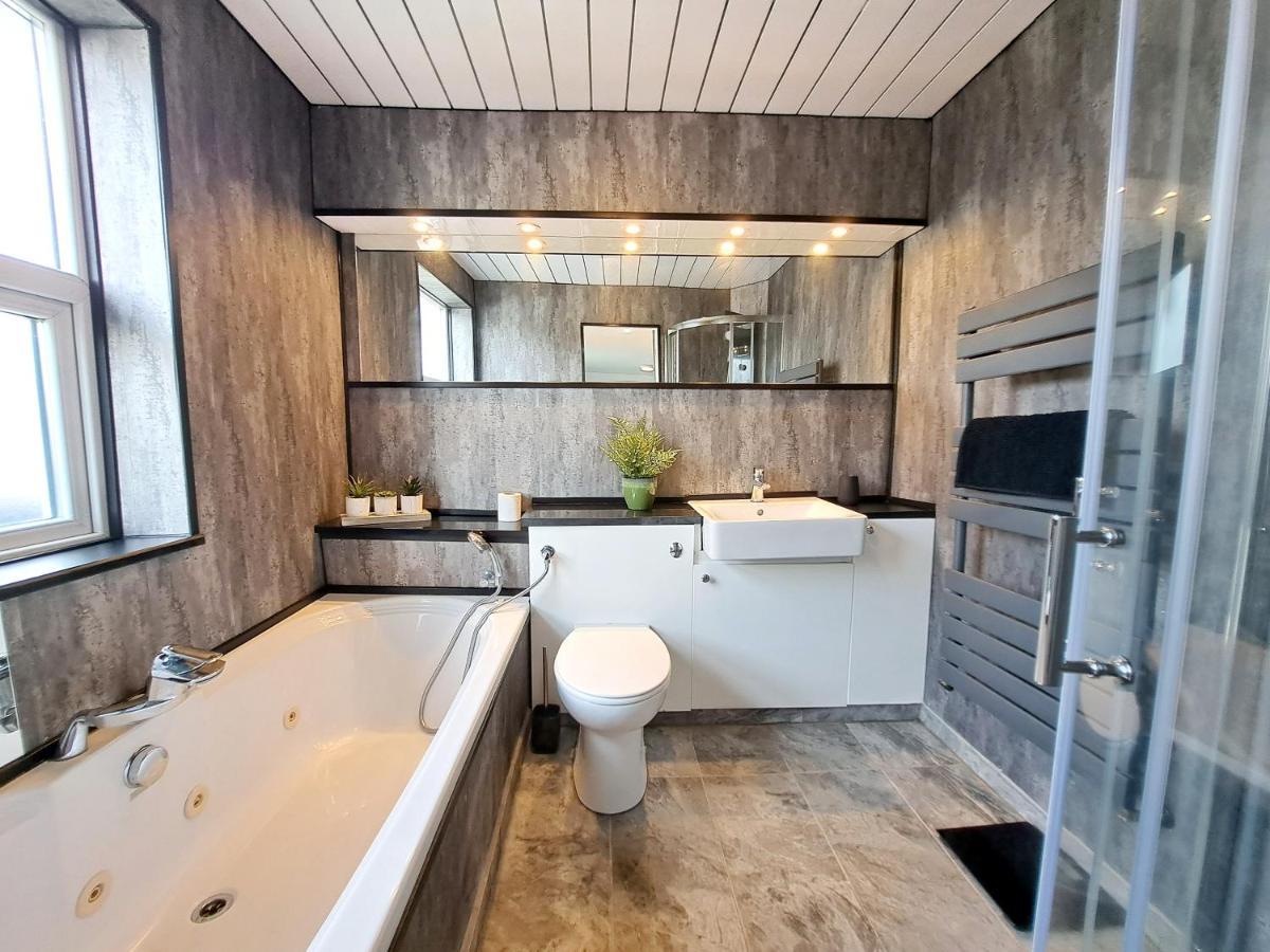 Bright 3 Bed Apartment With Terrace, Free Parking On Premises Watford  Kültér fotó